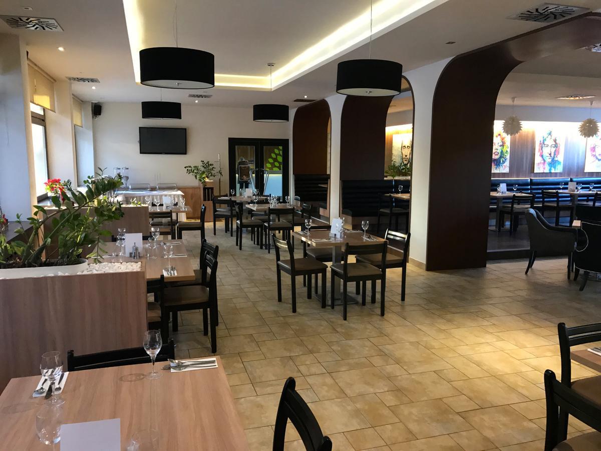 Hotel Rezident Turčianske Teplice Exteriör bild